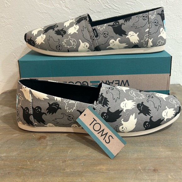 NWT Toms Halloween Ghosts Slip On Shoes Size 10 - Picture 1 of 7